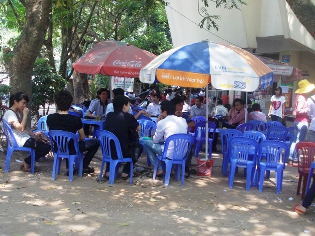 Các quán trà đá trong khuôn viên các trường Đại học tại Hà Nội cũng đông nghịt người